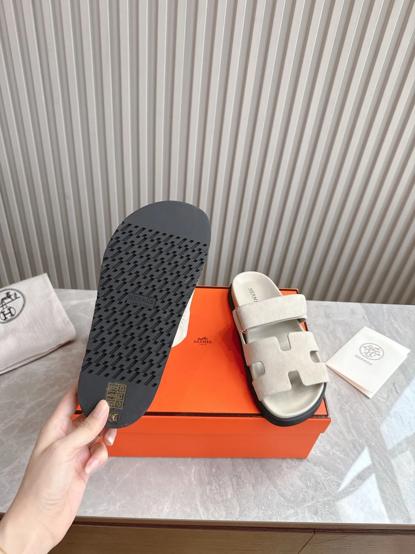p480🐮🐮Couple model (top version) H family 2024 spring and summer new style HERMES Hermes' recently popular couple model pig nose angle sandals and slippers, paired with various colorful socks, popular. Upper: imported original deerskin (the genuine leather edging is not ordinary super migration). Lining: imported genuine leather. Outsole: Tpu non-slip and wear-resistant outsole. Size: Female 35-42 (40/42 non-returnable and non-exchangeable) Male size: 39-45 (45 non-refundable and non-exchangeable)